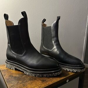 Women combat boots in excellent condition.